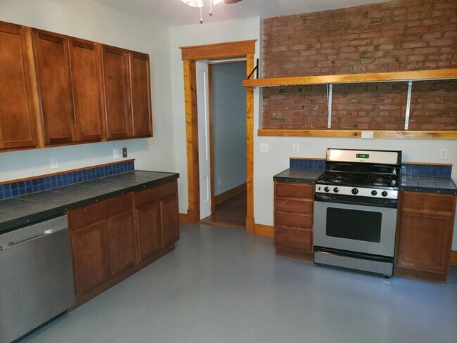 Foto del edificio - Spacious 2-level apartment with 1 bedroom and 2 full baths located in Kansas City, MO.