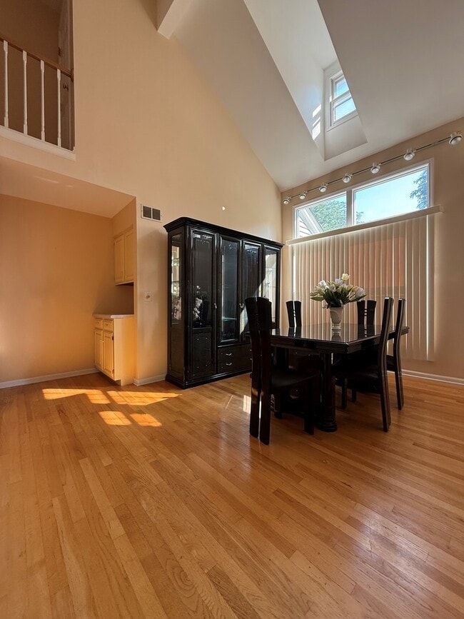 Foto del edificio - 1062 Dearborn Ln