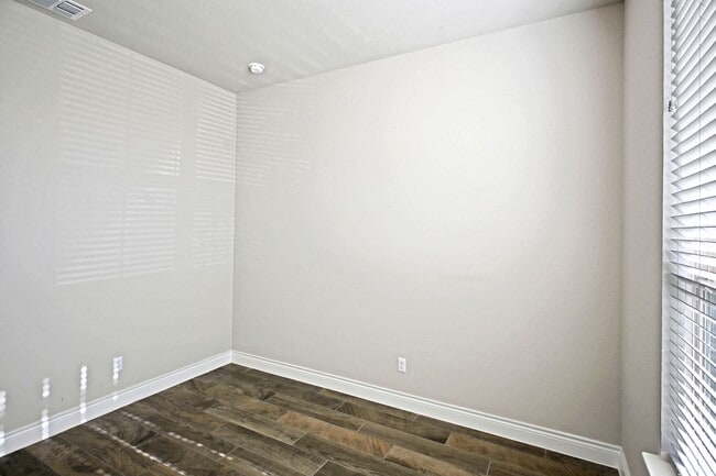 Building Photo - 588 Vale Ct