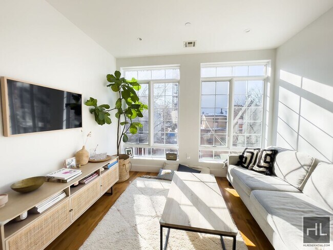 Foto del edificio - NEWLY RENOVATED | SHORT TERM / FURNISHED