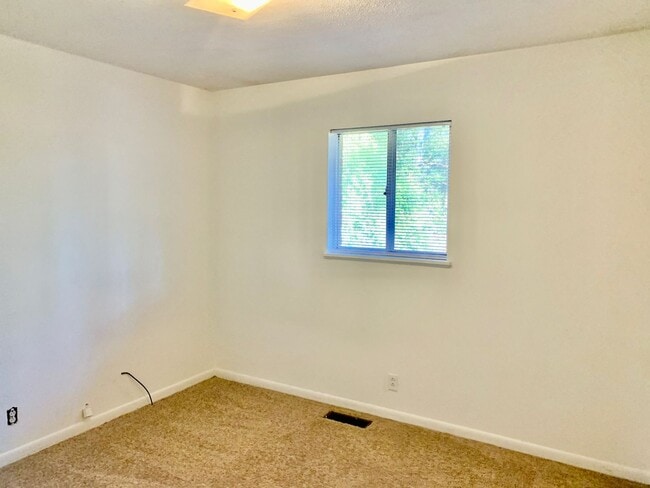 Building Photo - 604 N. Ross