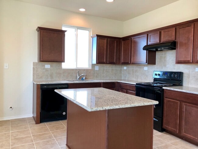 Building Photo - 3 Bedroom/2.5 Bath Sterling Ridge Subdivision