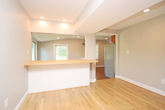 Building Photo - Spacious Downtown Home