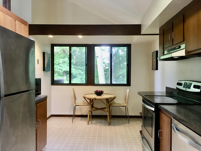 Building Photo - 130 Butternut Holw