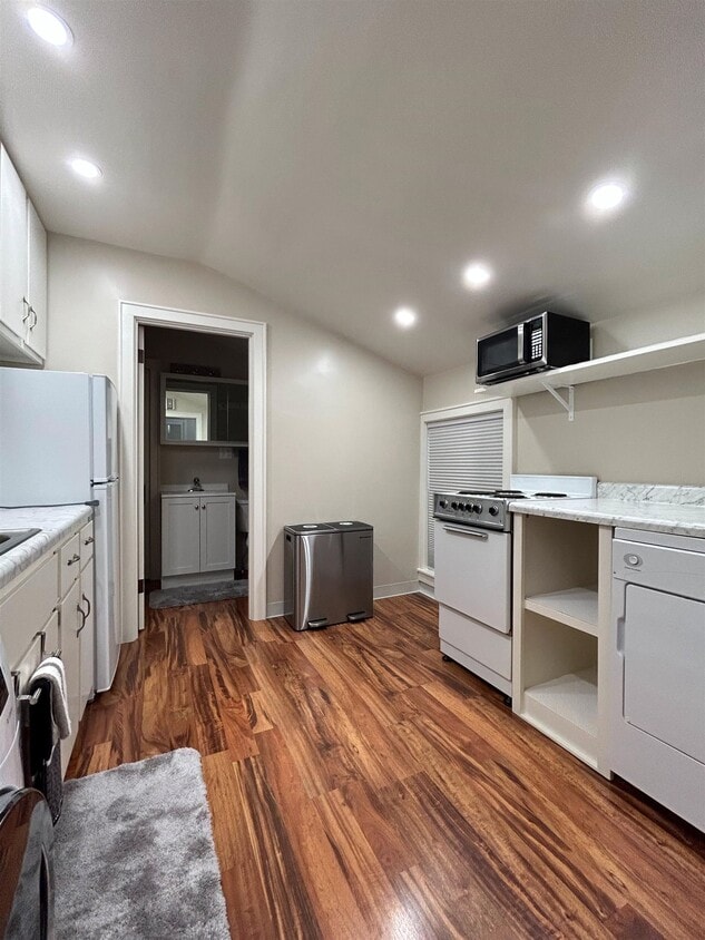 229 N Ludington St Unit 2, Columbus, WI 53925 Room for Rent in