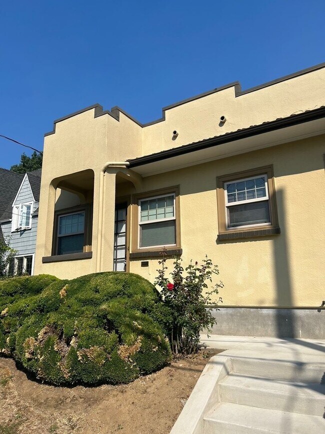 Foto del edificio - Spanish-Style Apartment Close to Belmont/Laurelhurst Located on Famous Peacock Lane! Loaded with ...