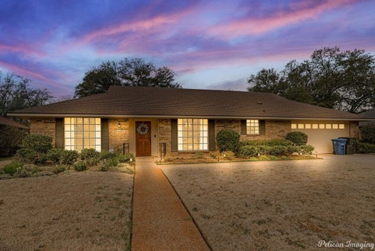 Primary Photo - UNIVERSITY TERRACE -4 BEDROOM 2 BATH AVAIL...
