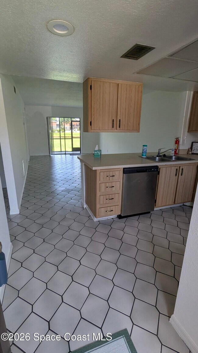 Building Photo - 1606 University Ln