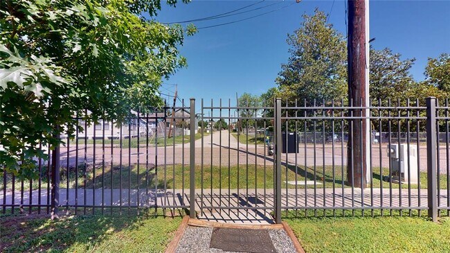Building Photo - 1201 Northwood St