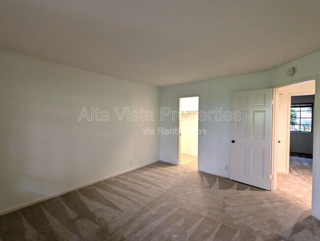 Building Photo - 8850 Villa La Jolla Dr