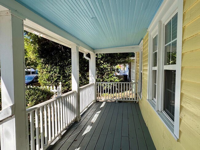 Foto del edificio - Short Term available! Adorable renovated cottage! Walk or bike to campus, anywhere downtown.