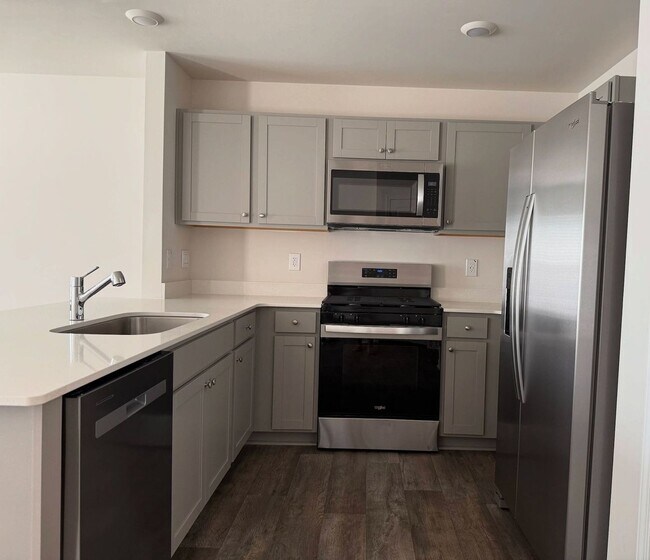 Foto del edificio - Elegant 3BR/2.5BA Smart Townhome in Sanfor...