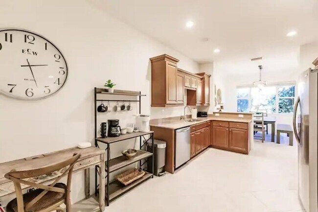 Foto del edificio - ANNUAL RENTAL - 3 + DEN / 2.5 BATH TOWNHOU...