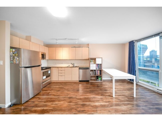 Building Photo - 13618 100 Av