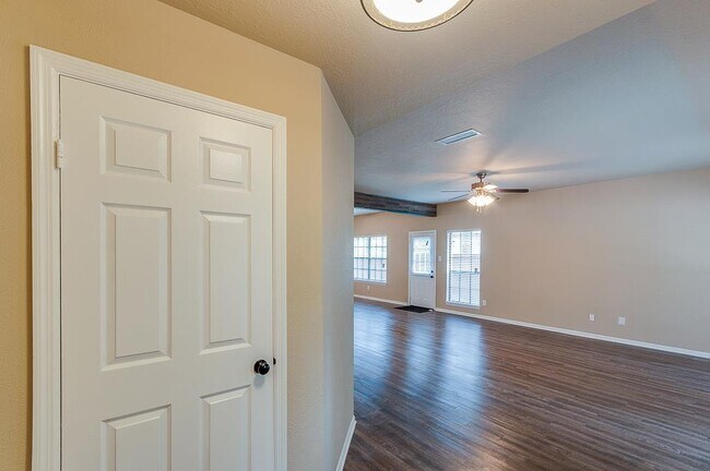 Building Photo - 14 Village Knoll Pl