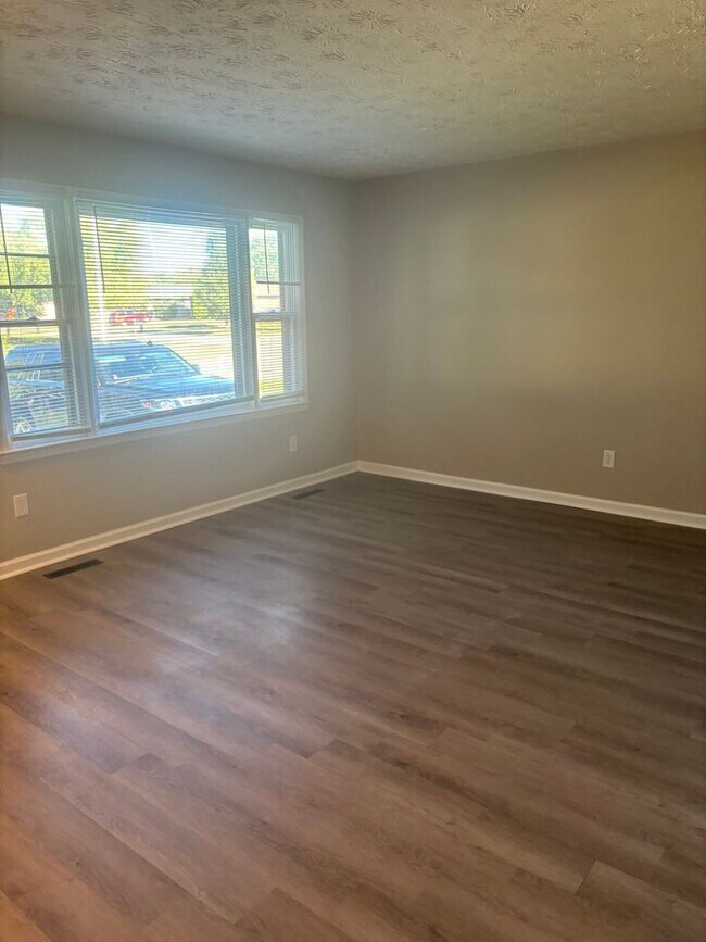 Foto del edificio - 4br/1.5bth $1850 move-in special $1700 mon...