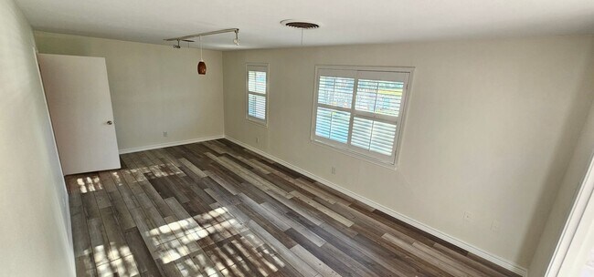 Foto del edificio - 1401 E Sherman Dr