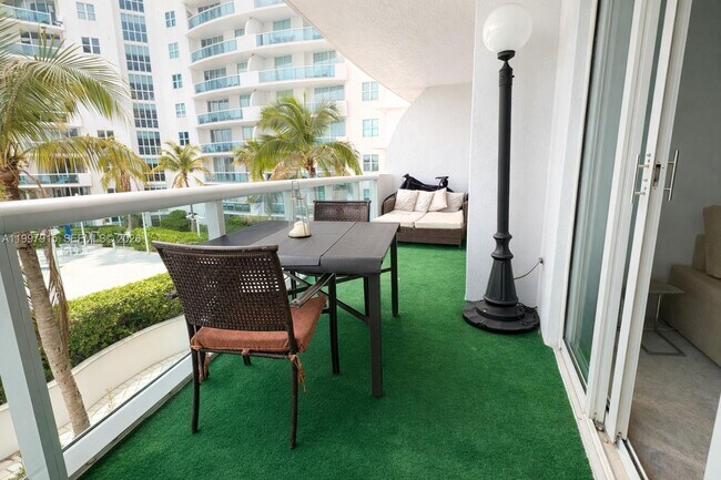 Foto del edificio - 7900 Harbor Island Dr