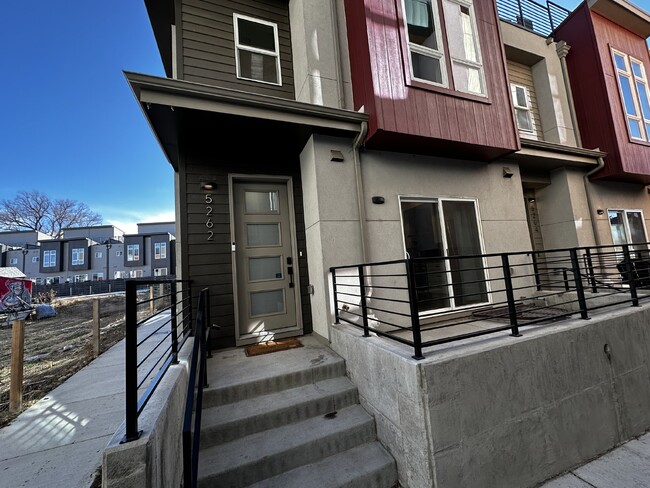 Building Photo - Spacious 3-Bed Townhouse with Finished Bas...