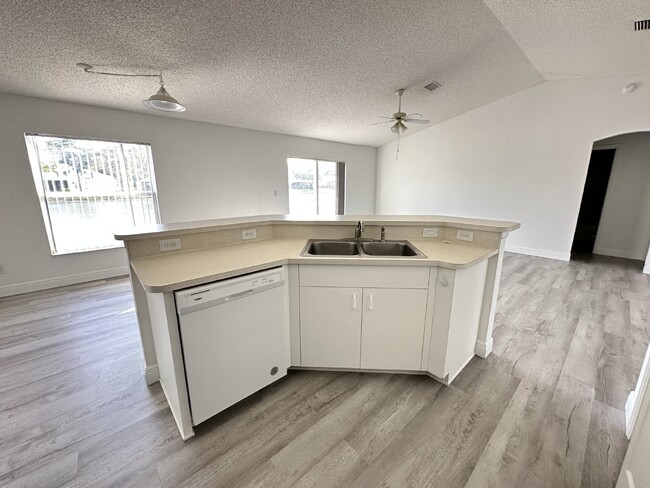 Foto del edificio - Move-In-Ready 3-Bedroom Gem with Pond View...