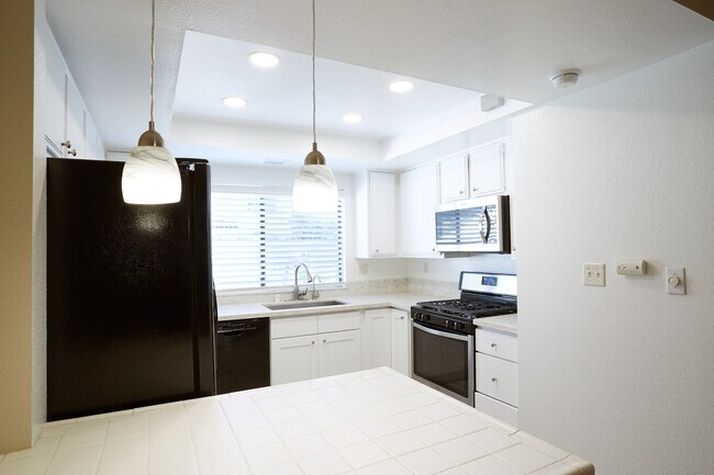 Building Photo - 2160 Plaza del Amo