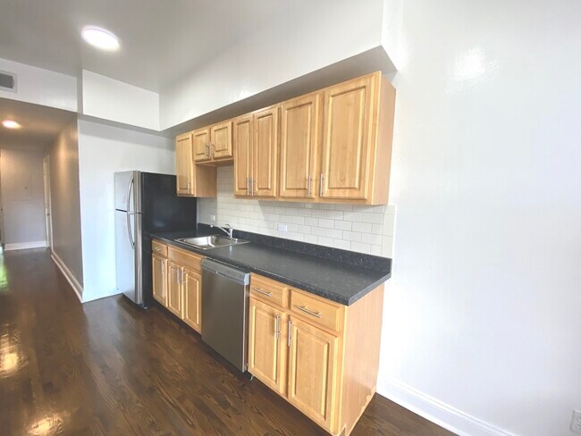 Building Photo - 907 W Agatite Ave