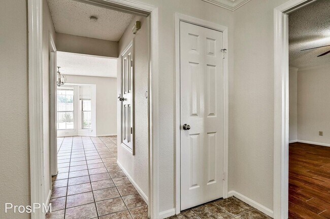 Foto del edificio - 5 br, 2.5 bath House - 5504 Big Bend Dr