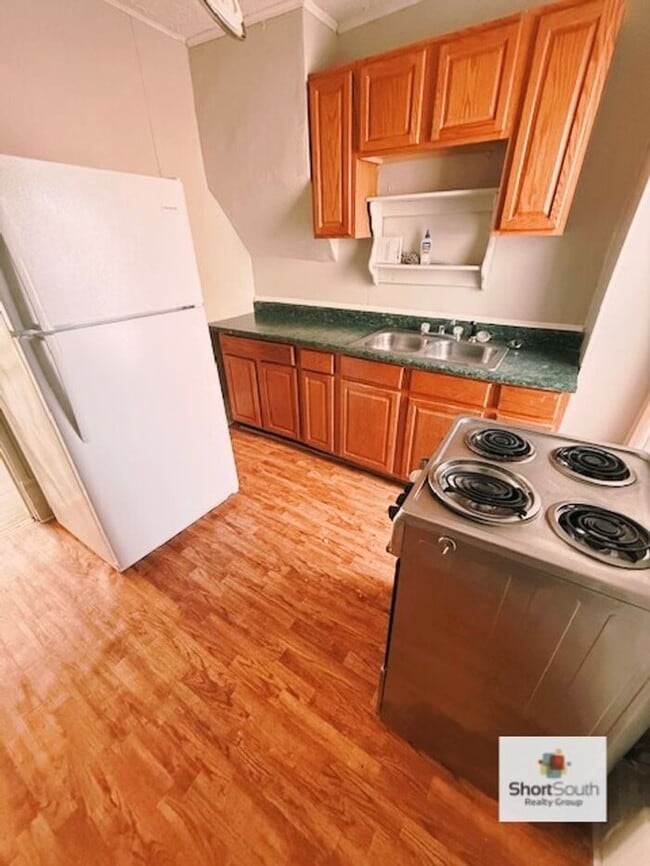 Building Photo - Updated - 2 bed 1 bath, main floor apartment in Lansing