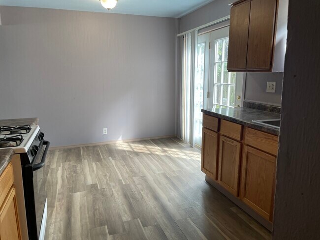 Building Photo - 504 Bellarmine Dr E
