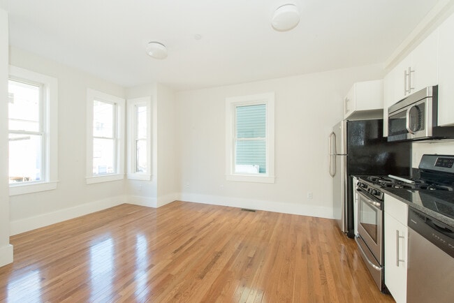 Building Photo - 16 Suffolk St