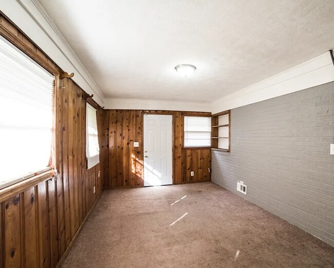 Building Photo - 3 bed and 1 bath in Decatur!