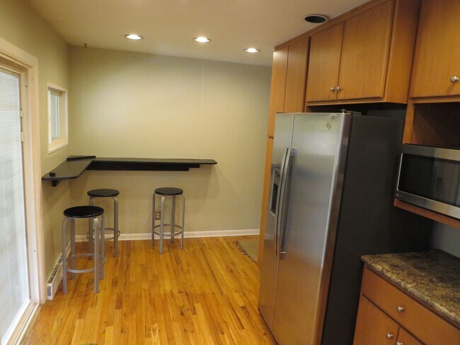 Foto del edificio - Welcome to this cozy 4-bedroom, 2-bathroom...