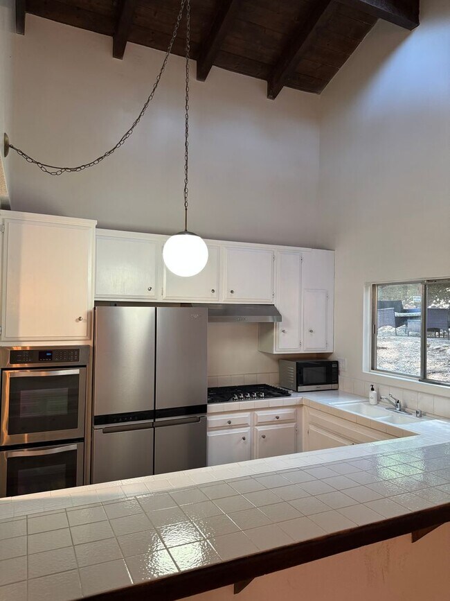 Foto del edificio - Comfortable Calabasas Home with Indoor Charm and Outdoor Space