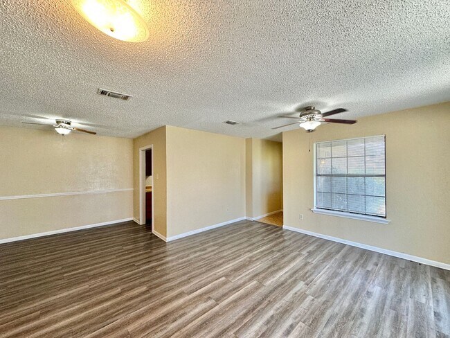 Foto del edificio - 708 Lisa Ln