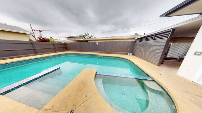 Foto del edificio - Large 6 Bedroom POOL House on East Falls View! Prime Location!