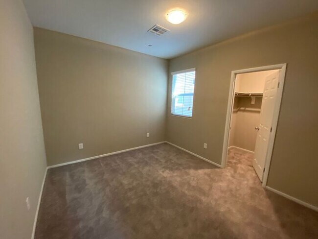 Building Photo - Available Now! Spacious 3 bedroom with gar...