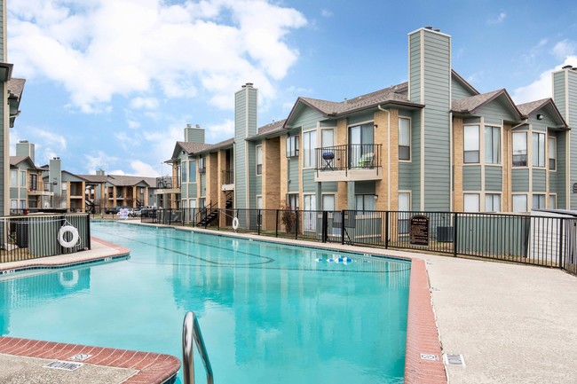 Swimming Pool - Lake Village West Apartments