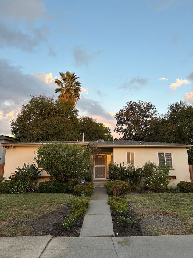 Foto principal - 3 Bedroom, 2 Bathroom, Woodland Hills Home...