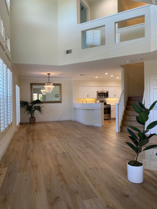 Foto del edificio - Great views from this gorgeous end unit townhome!