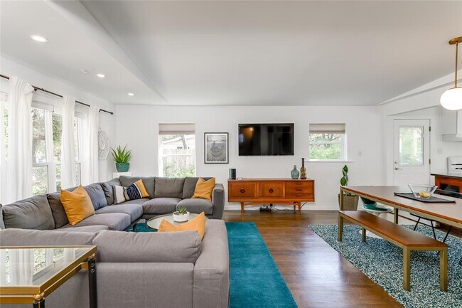 Foto del edificio - 5323 Downs Dr