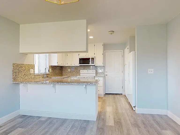 Foto principal - 15732 Warfield Rd