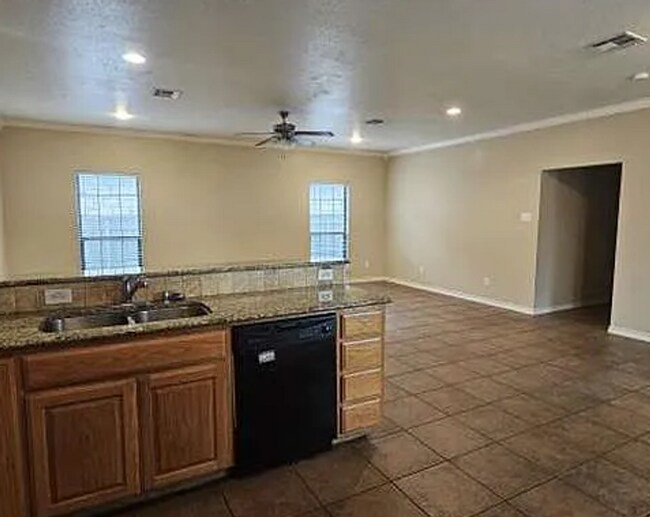 Building Photo - 5 Bedroom Near Campus