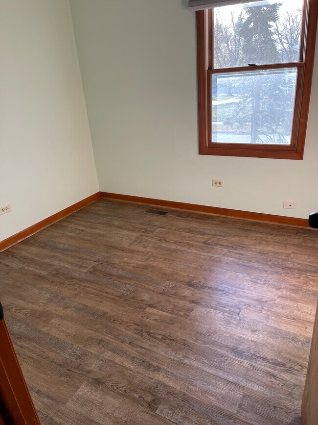 Building Photo - 8160 W Evergreen Dr