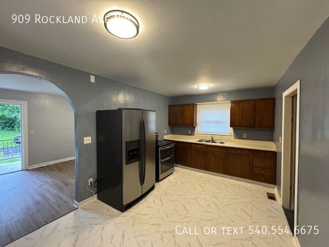 Foto del edificio - 909 Rockland Ave NW