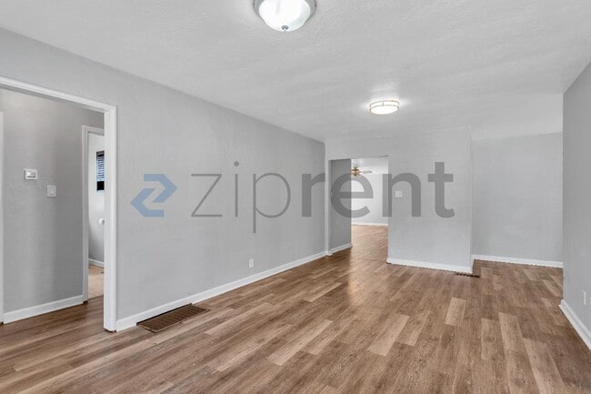 Building Photo - Unit