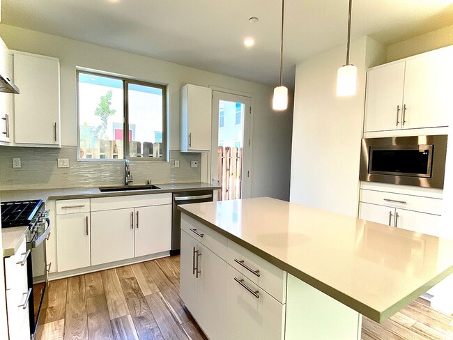 Building Photo - First Month Rent: FREE (with approved lease terms)