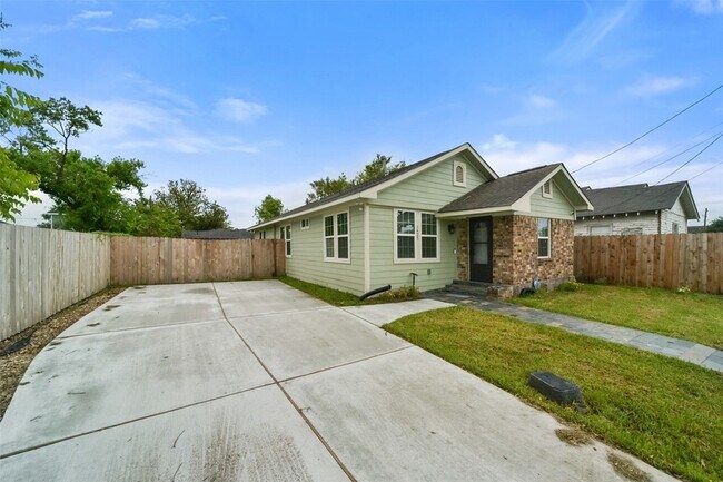 Building Photo - 1425 Waco St