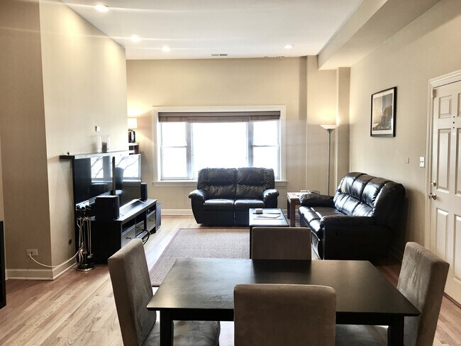 Foto del edificio - 859 N LaSalle Dr