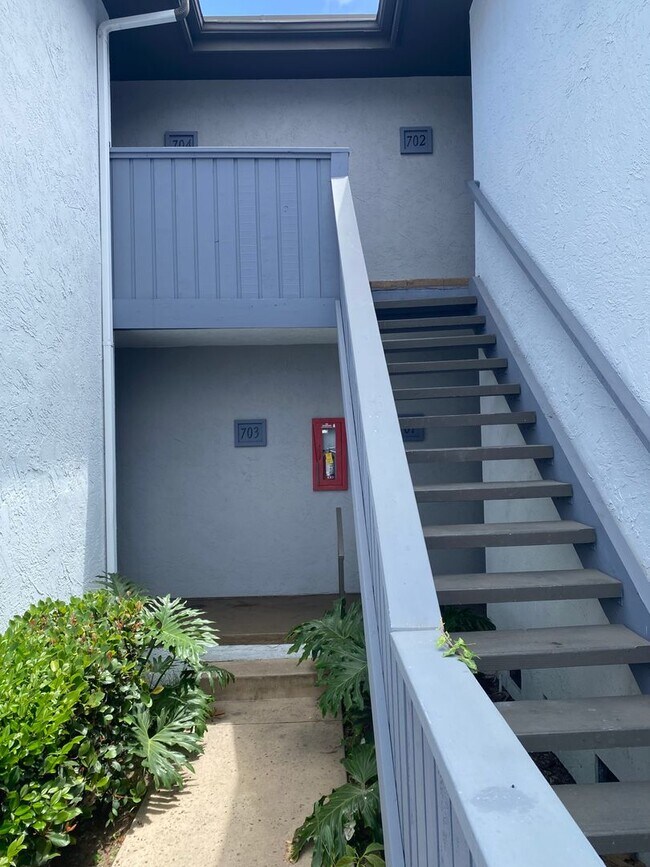 Building Photo - 2BR/2BA Upstairs Condo with Two-Car Garage