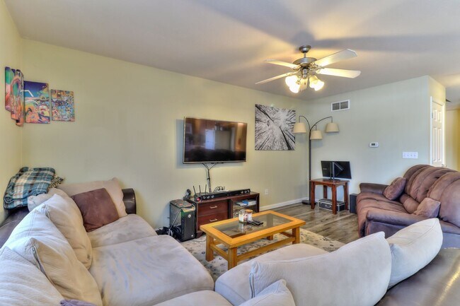Foto del edificio - 3 bedroom, 3.5 bath condo -  AVAILABLE AUGUST